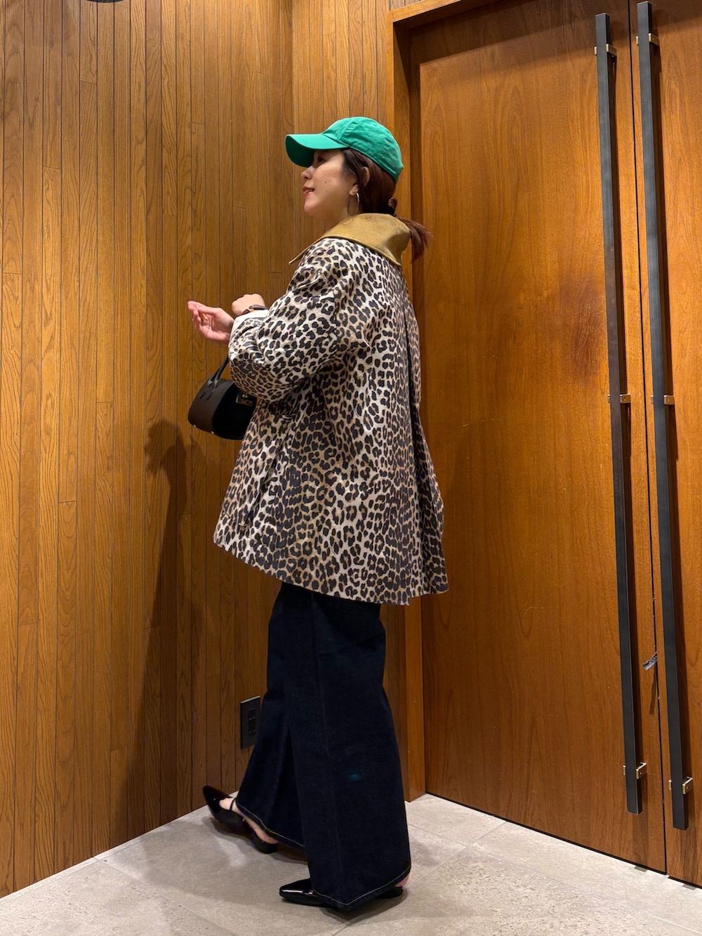 その他のテーラードジャケット、ブルー系のデニムパンツ、ブラック系のパンプスを着用したレディースの冬コーディネートの2枚目の写真