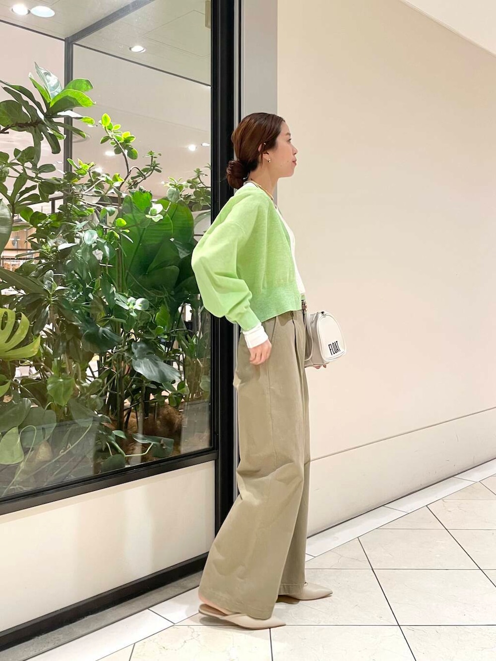 ホワイト系のボストンバッグ、ベージュ系のその他パンツ、ホワイト系のキャミソールを着用したレディースの冬コーディネートの3枚目の写真