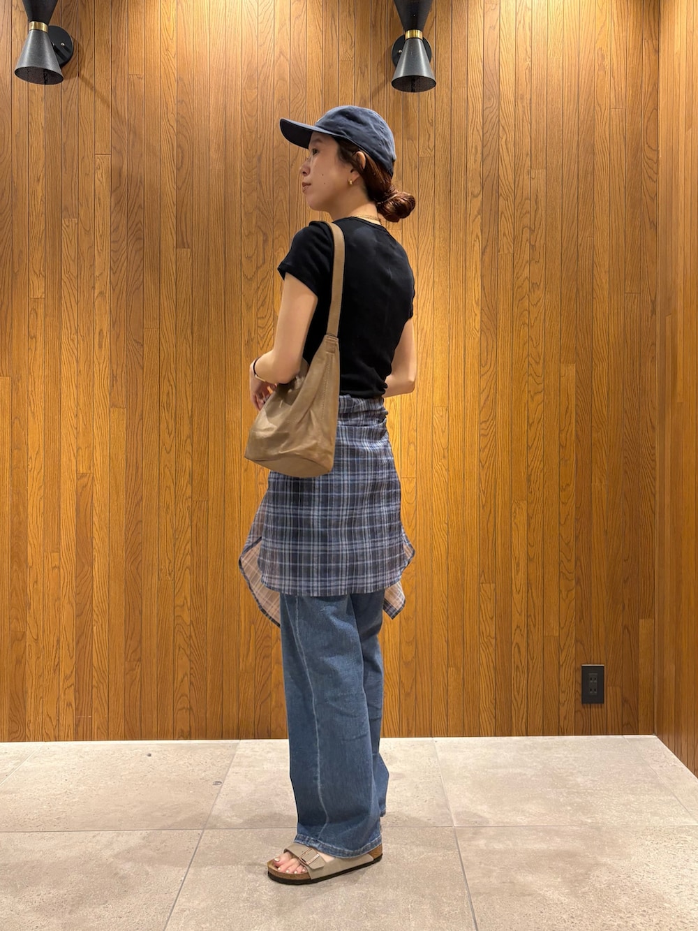 ブルー系のTシャツ/カットソー、ブルー系のシャツ/ブラウス、ブルー系のデニムパンツを着用したレディースの夏コーディネートの2枚目の写真