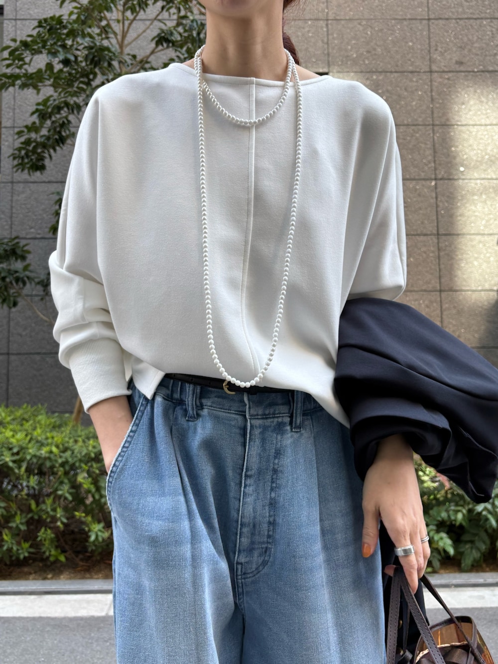 ブルー系のその他アウター、ホワイト系のスウェット、ブルー系のデニムパンツを着用したレディースの春コーディネートの6枚目の写真