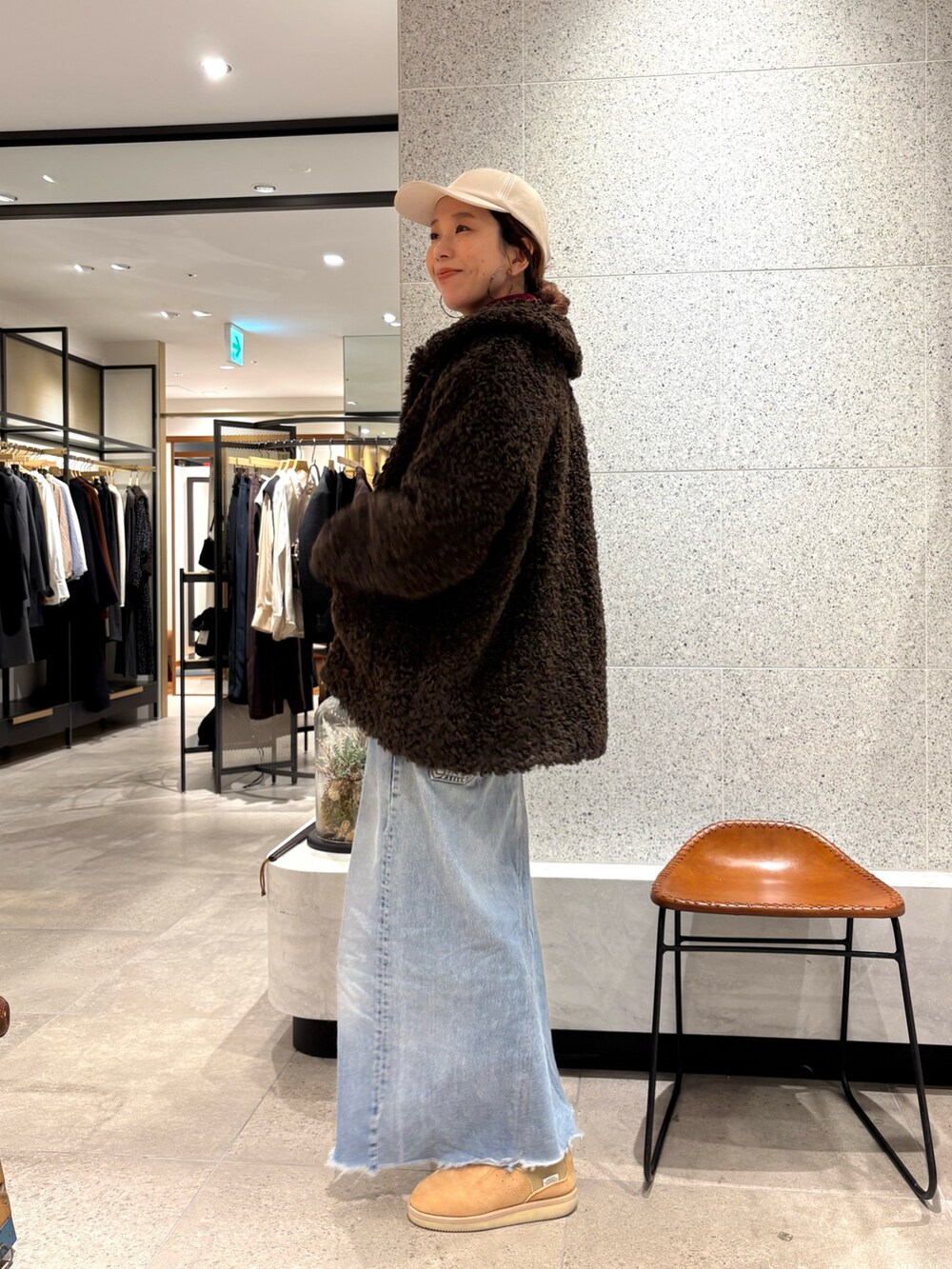 ブラウン系のその他アウター、その他のニット/セーターを着用したレディースの秋コーディネートの2枚目の写真