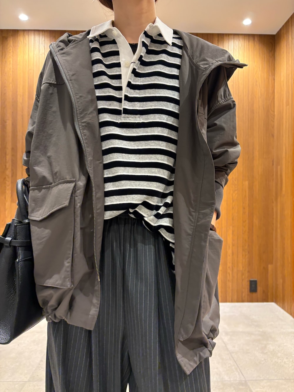 その他のその他パンツ、ブラック系のローファー、グレー系のマウンテンパーカーを着用したレディースの秋コーディネートの6枚目の写真