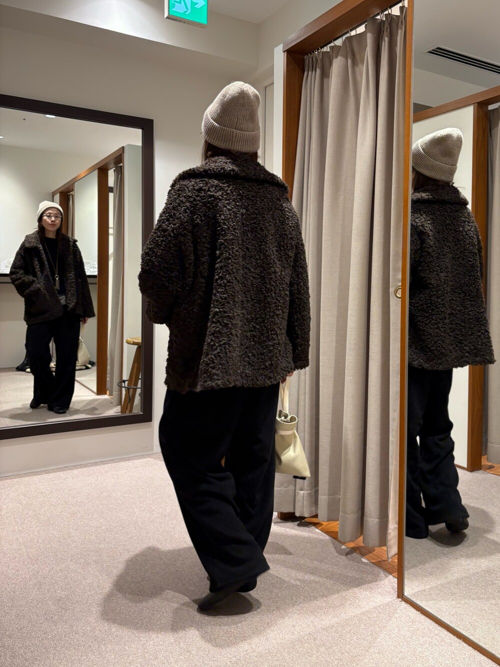 ブラウン系のその他アウター、ブラック系のその他パンツ、ブラック系のニット/セーターを着用したレディースの冬コーディネートの3枚目の写真