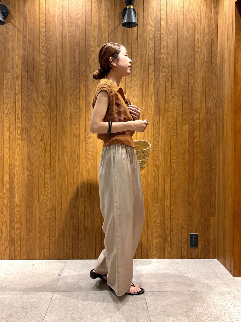 ブラウン系のニット/セーター、ベージュ系のその他パンツ、ブラウン系のサンダルを着用したレディースの夏コーディネートの4枚目の写真