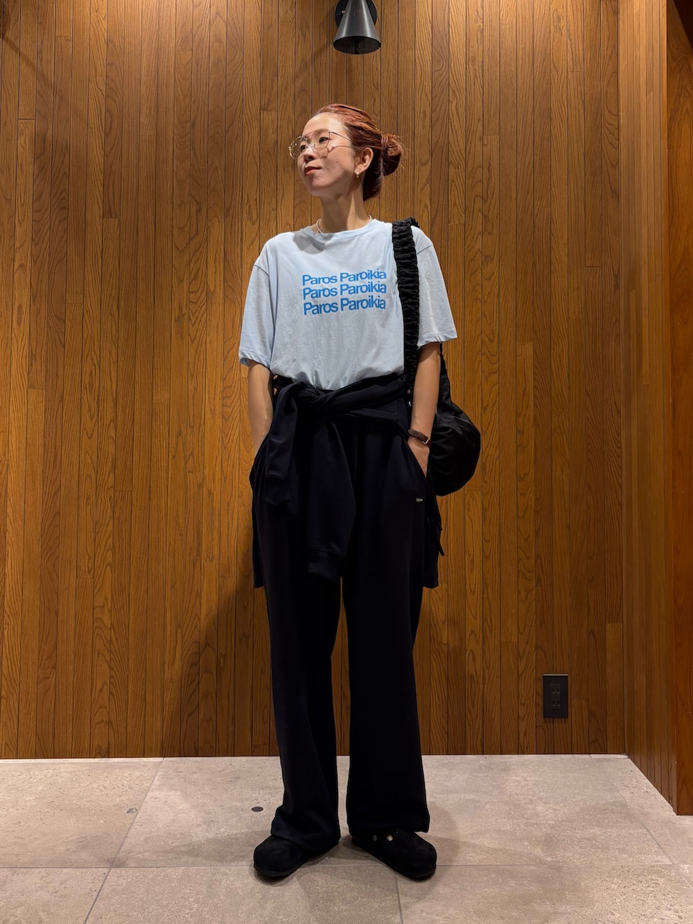 ブラック系のサンダル、ブルー系のTシャツ/カットソー、ブラック系のショルダーバッグを着用したレディースの夏コーディネートの2枚目の写真