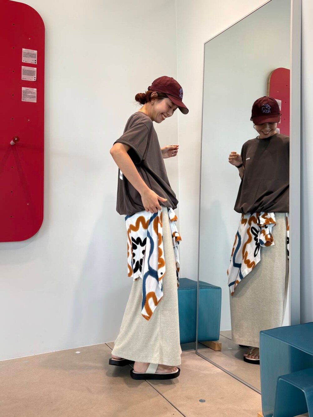 グレー系のスカート、グレー系のTシャツ/カットソー、その他のルームウェア/パジャマを着用したレディースの夏コーディネートの4枚目の写真