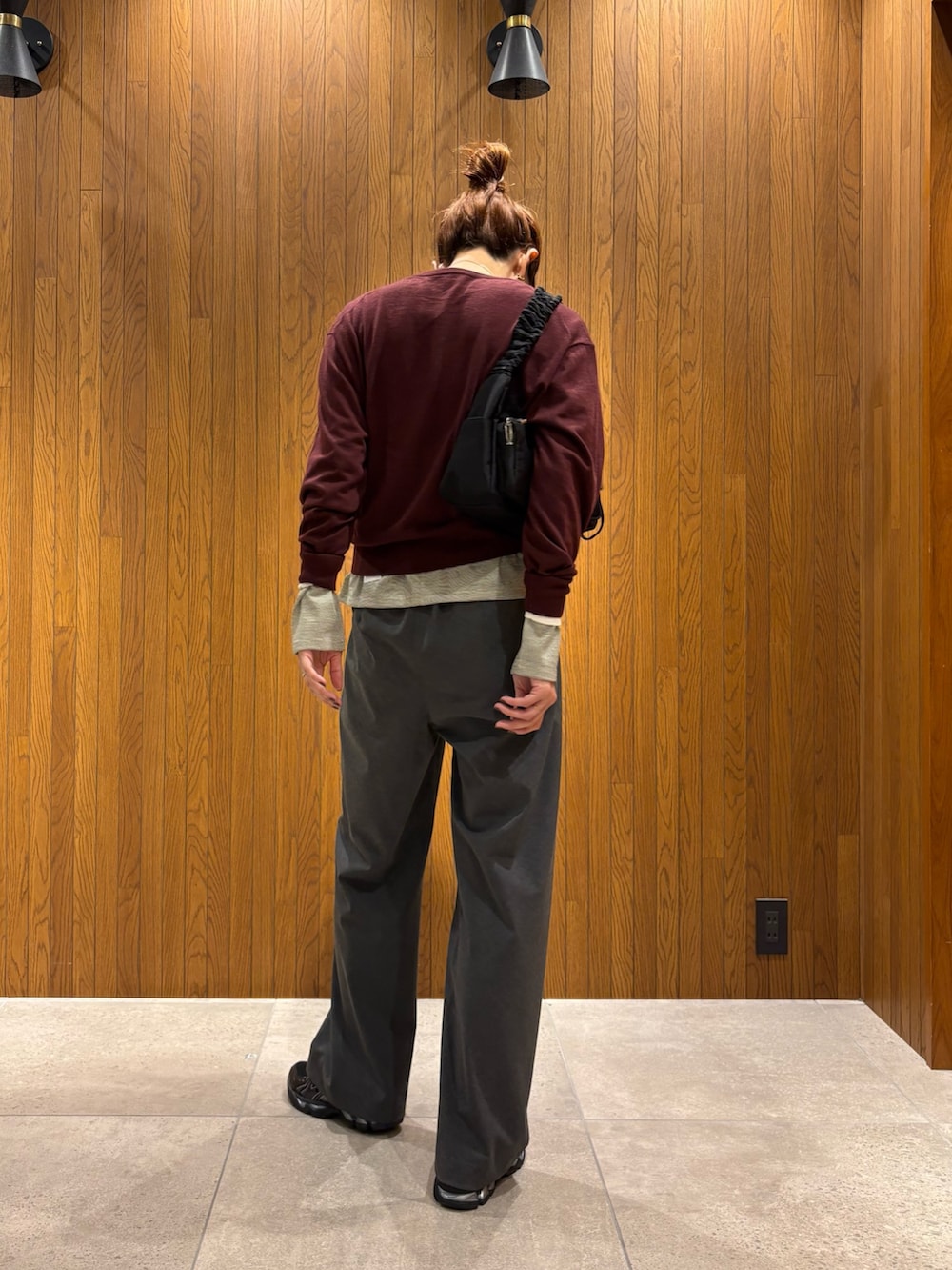 レッド系のニット/セーター、ホワイト系のTシャツ/カットソー、グレー系のその他パンツを着用したレディースの秋コーディネートの3枚目の写真
