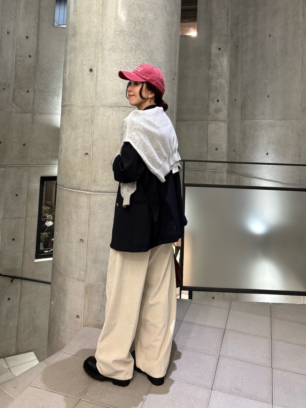 ブラック系のローファー、ホワイト系のその他パンツ、ホワイト系のその他パンツを着用したレディースの秋コーディネートの3枚目の写真