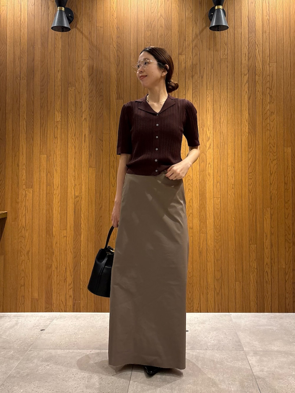 ブラック系のその他アウター、ブラック系のパンプス、ブラウン系のニット/セーターを着用したレディースの春コーディネートの5枚目の写真