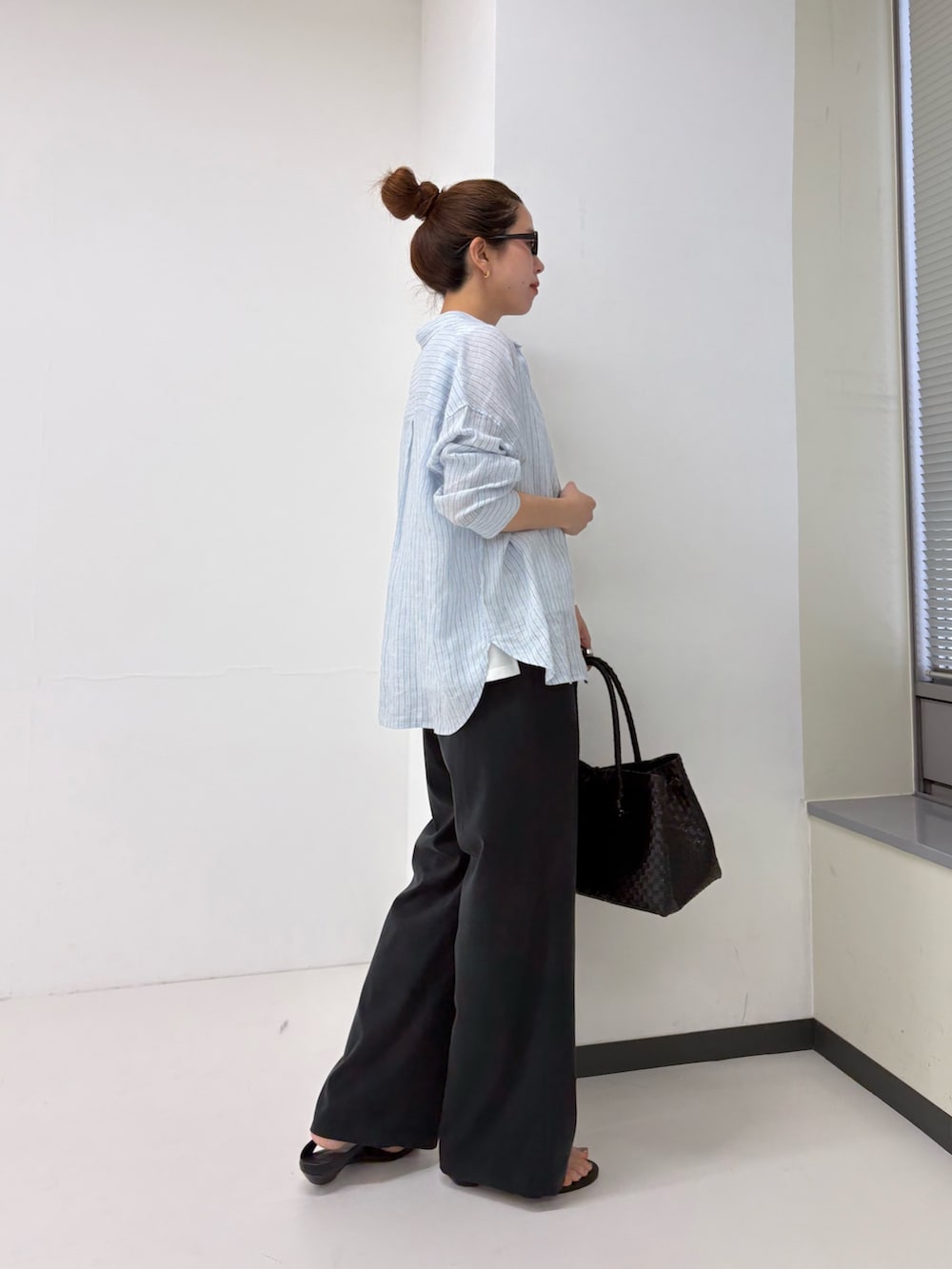 ブルー系のシャツ/ブラウス、ブラック系のその他パンツ、ホワイト系のタンクトップを着用したレディースの夏コーディネートの6枚目の写真