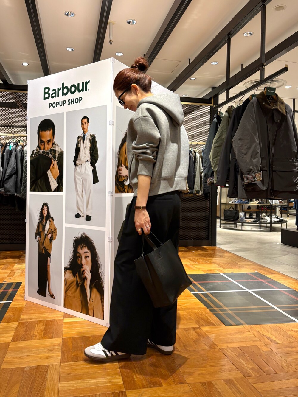 ブラック系のその他パンツ、ホワイト系のスニーカー、ブラック系のトートバッグを着用したレディースの秋コーディネートの6枚目の写真