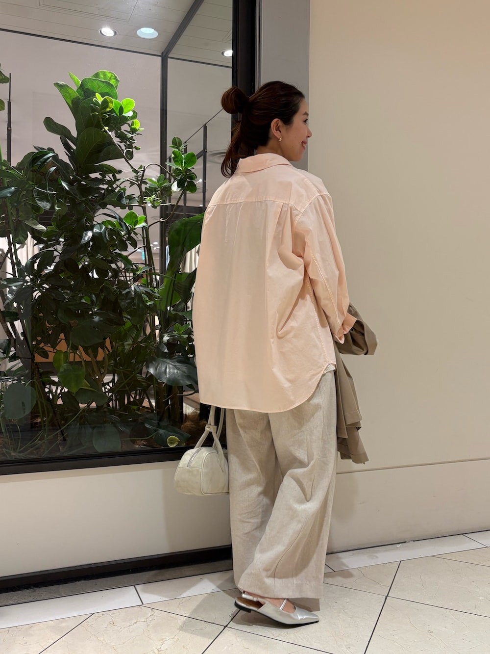 ベージュ系のトレンチコート、ブルー系のシャツ/ブラウス、ホワイト系のシャツ/ブラウスを着用したレディースの冬コーディネートの7枚目の写真