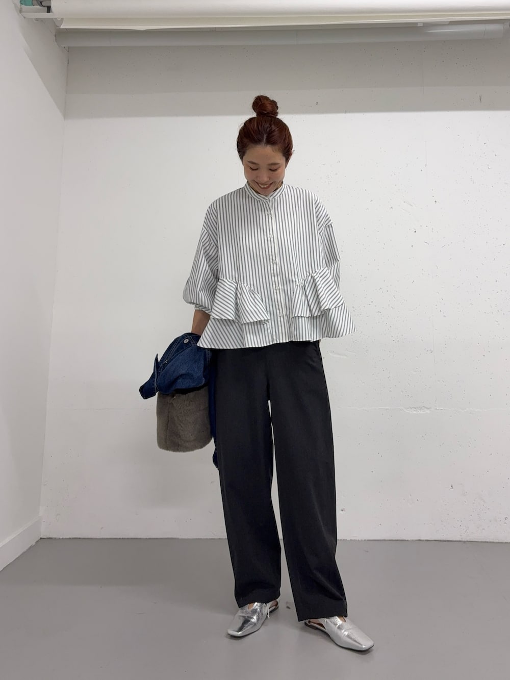 ホワイト系のシャツ/ブラウス、シルバー系のパンプス、ブルー系のデニムジャケットを着用したレディースの夏コーディネートの6枚目の写真