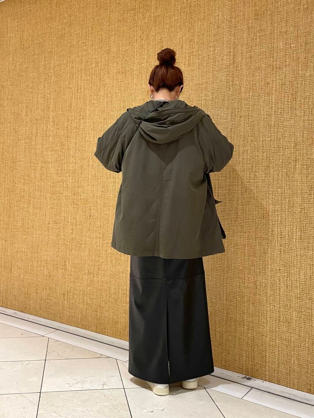 ブラック系のショルダーバッグ、グリーン系のミリタリージャケット、グレー系のスウェットを着用したレディースの秋コーディネートの4枚目の写真