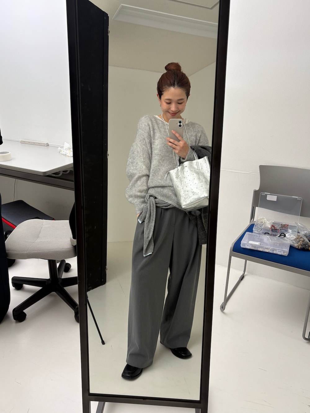 グレー系のニット/セーター、グレー系のニット/セーター、ホワイト系のTシャツ/カットソーを着用したレディースの秋コーディネートの8枚目の写真