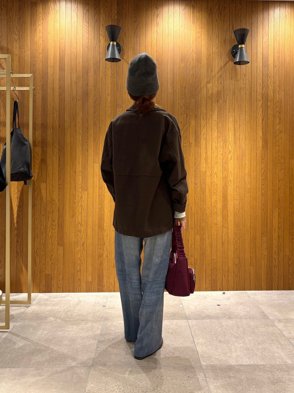 ホワイト系のニット/セーター、グリーン系のTシャツ/カットソー、ブラウン系のカバーオールを着用したレディースの秋コーディネートの4枚目の写真