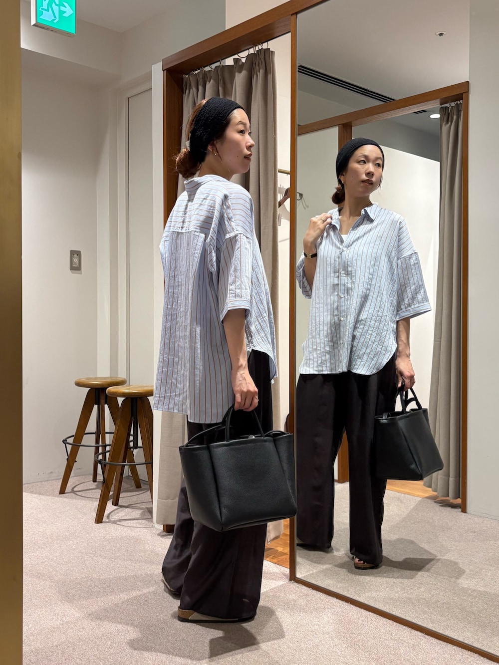 ブラウン系のシャツ/ブラウス、ベージュ系のサンダル、グレー系のその他パンツを着用したレディースの夏コーディネートの4枚目の写真