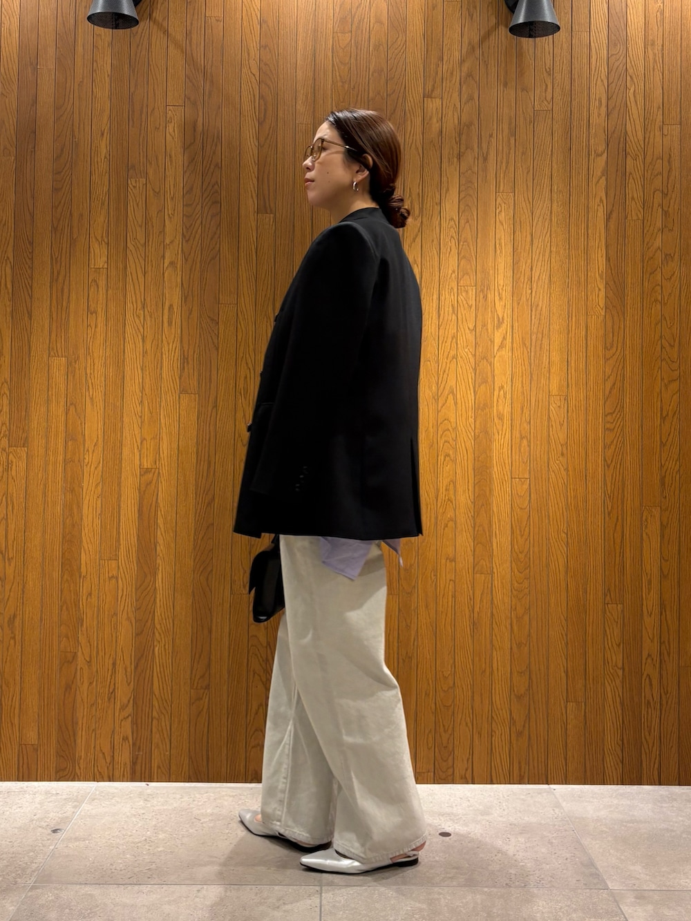 その他のシャツ/ブラウス、グレー系のデニムパンツ、シルバー系のパンプスを着用したレディースの冬コーディネートの2枚目の写真