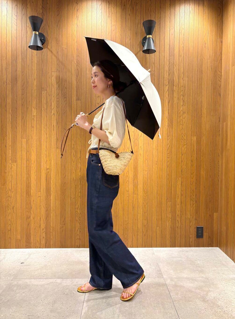 ベージュ系のシャツ/ブラウス、ゴールド系のサンダル、ホワイト系の長傘を着用したレディースの夏コーディネートの7枚目の写真