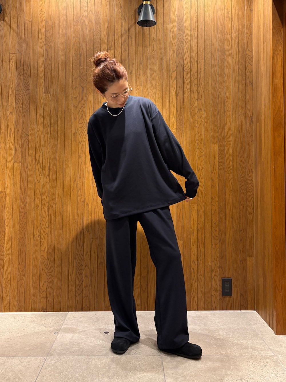 ブラック系のサンダル、ブルー系のTシャツ/カットソー、ブラック系のショルダーバッグを着用したレディースの夏コーディネートの8枚目の写真