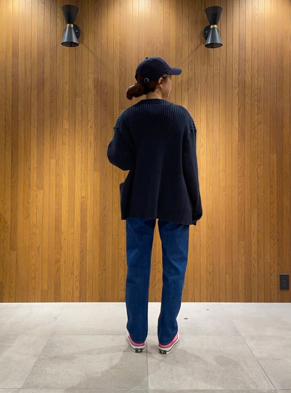 ブラック系のショルダーバッグ、ブルー系のカーディガン/ボレロ、ブラック系のベルトを着用したレディースの春コーディネートの3枚目の写真