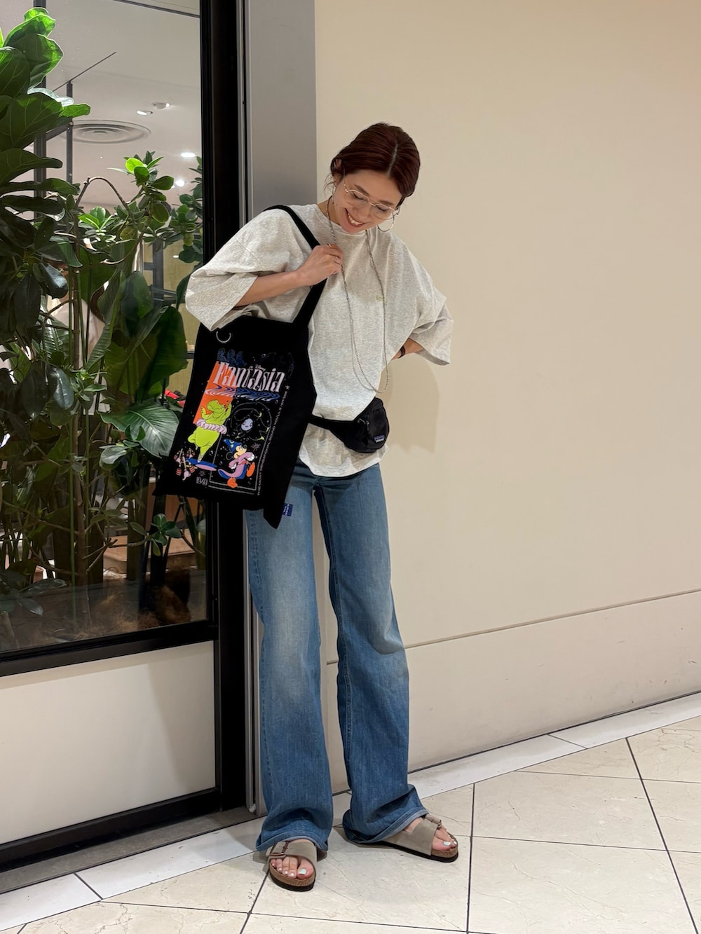 グレー系のTシャツ/カットソー、ブラック系のボディバッグ/ウエストポーチ、その他のトートバッグを着用したレディースの夏コーディネートの6枚目の写真
