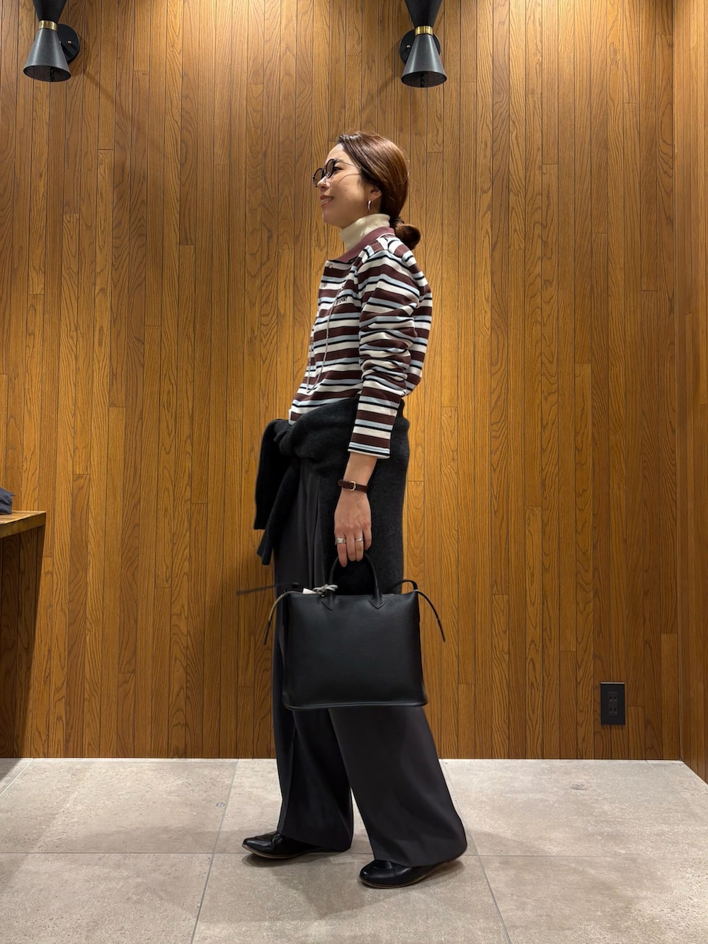 グレー系のその他パンツ、ブラック系のマウンテンパーカー、その他のポロシャツを着用したレディースの冬コーディネートの7枚目の写真