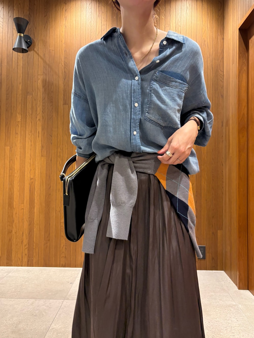 ブルー系のシャツ/ブラウス、グレー系のカーディガン/ボレロ、ブラウン系のスカートを着用したレディースの秋コーディネートの6枚目の写真