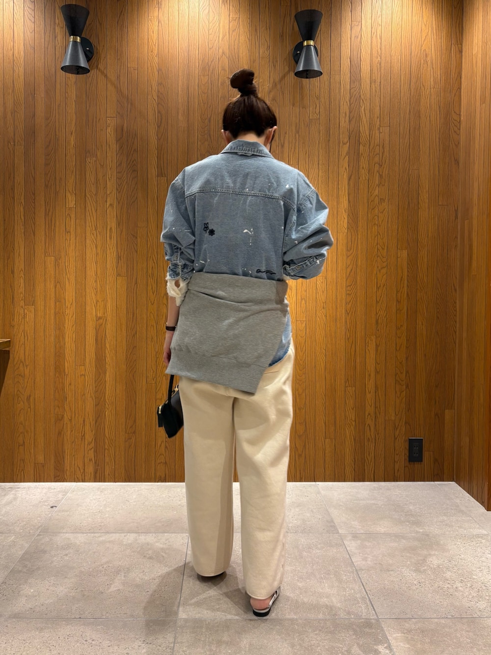 ブルー系のシャツ/ブラウス、ホワイト系のシャツ/ブラウス、ホワイト系のその他パンツを着用したレディースの冬コーディネートの4枚目の写真