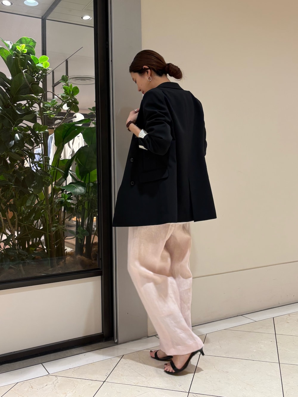 ブラック系のその他アウター、ピンク系のその他パンツ、ブラック系のショルダーバッグを着用したレディースの春コーディネートの3枚目の写真