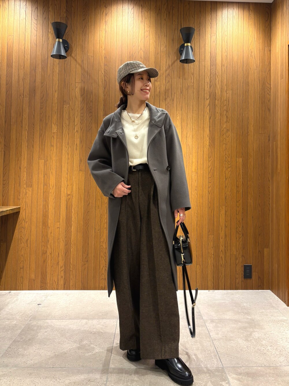 イエロー系のその他パンツ、ブラック系のローファー、ブラック系のショルダーバッグを着用したレディースの冬コーディネートの6枚目の写真