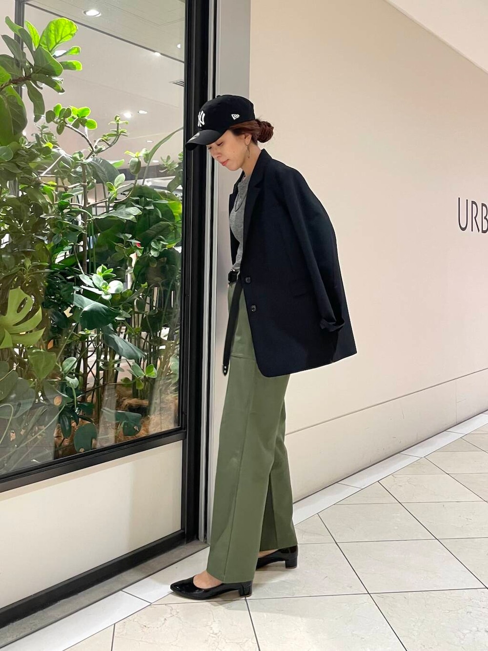 ブラック系のパンプス、ブラック系のその他アウター、グレー系のニット/セーターを着用したレディースの秋コーディネートの3枚目の写真