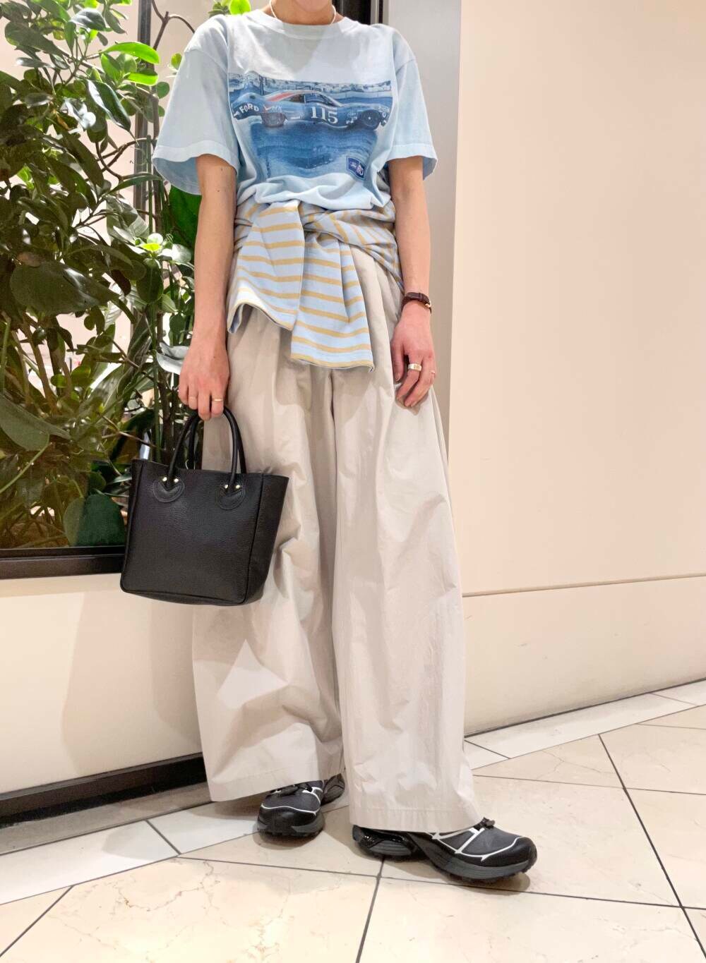 その他のTシャツ/カットソー、グレー系のスニーカー、ブルー系のTシャツ/カットソーを着用したレディースの春コーディネートの7枚目の写真