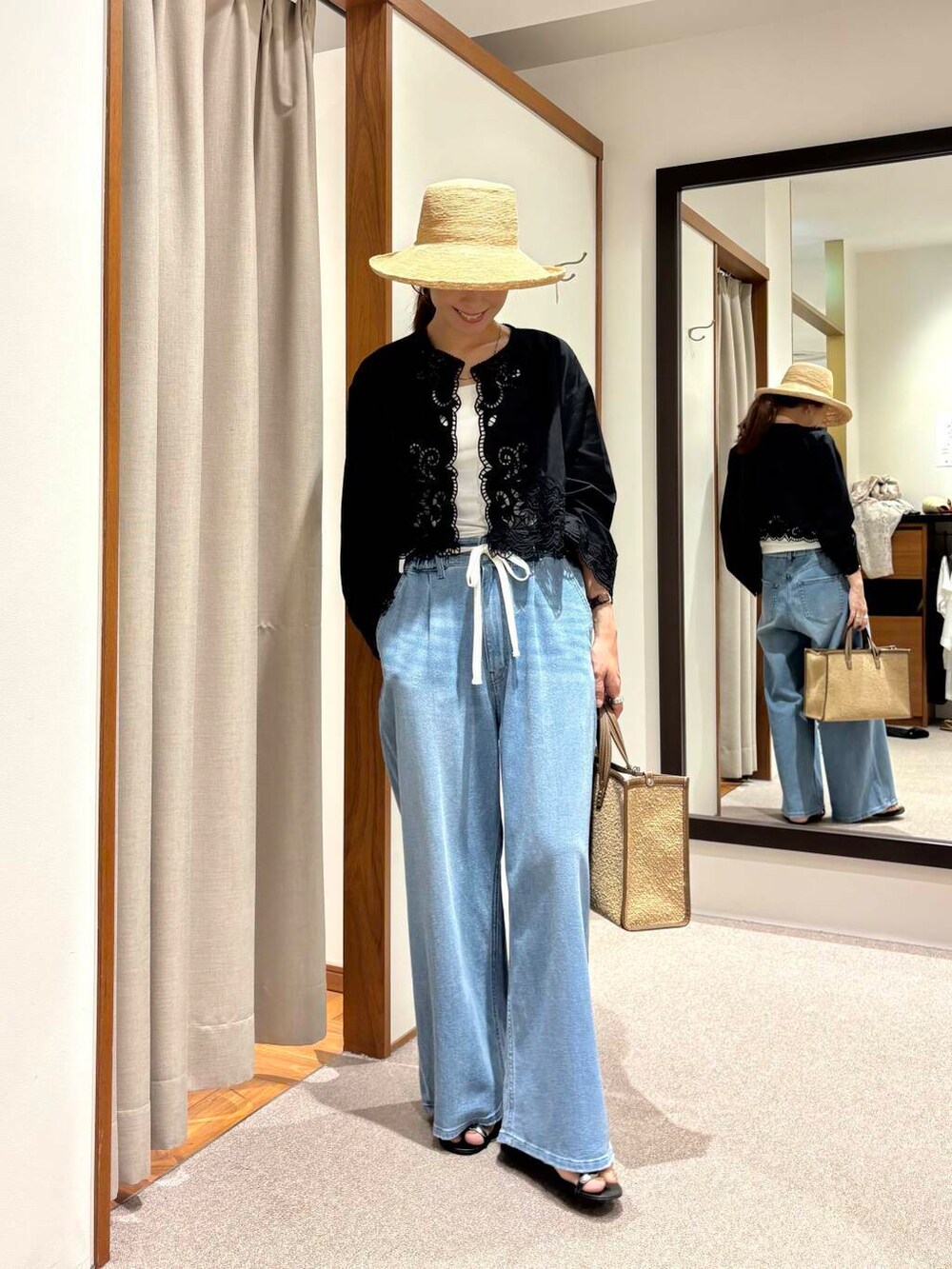 ホワイト系のキャミソール、ブルー系のデニムパンツ、ブラック系のシャツ/ブラウスを着用したレディースの夏コーディネートの4枚目の写真