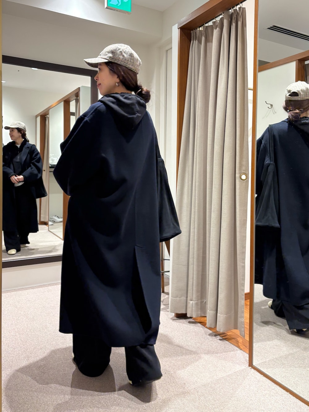 ブルー系のテーラードジャケット、ブラック系のパーカー、ブラック系のその他パンツを着用したレディースの冬コーディネートの4枚目の写真