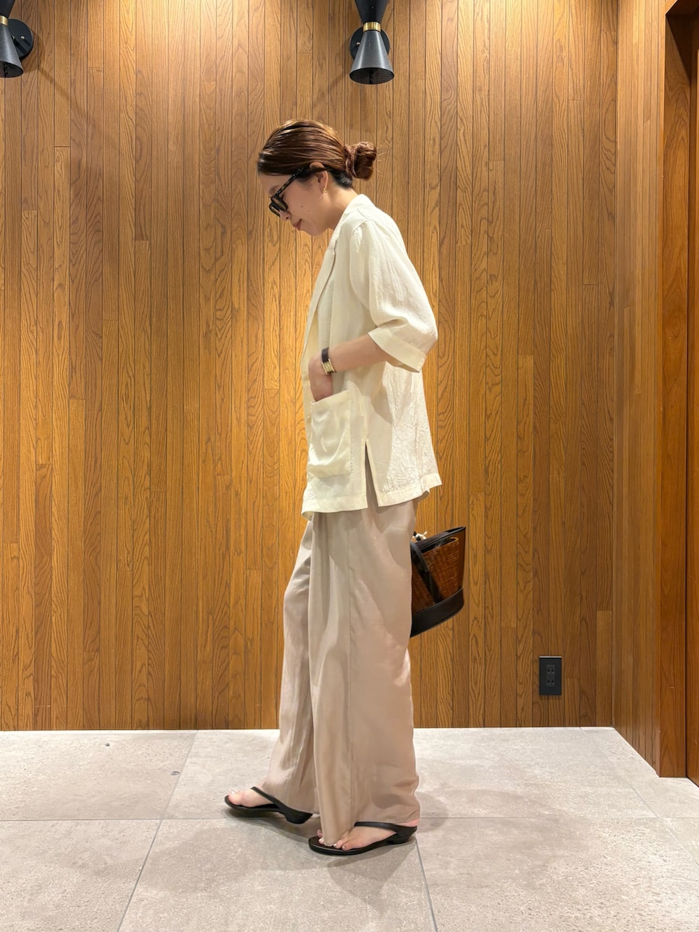 ベージュ系のその他パンツ、ホワイト系のその他アウター、ホワイト系のTシャツ/カットソーを着用したレディースの夏コーディネートの2枚目の写真