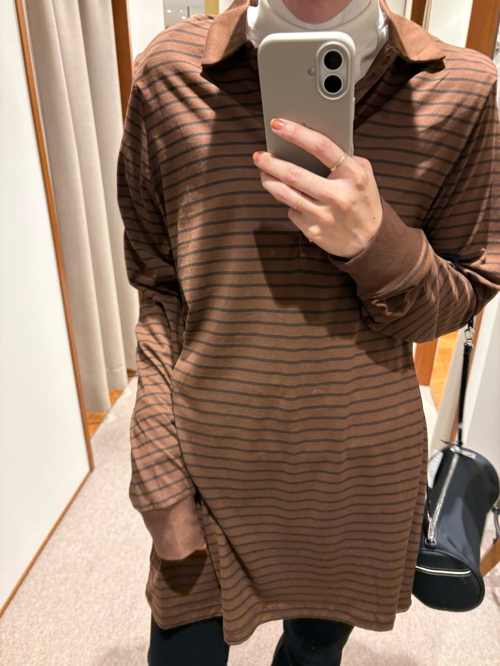 ブラウン系のポロシャツ、ブラック系のその他パンツ、ブラック系のハンドバッグを着用したレディースの秋コーディネートの9枚目の写真