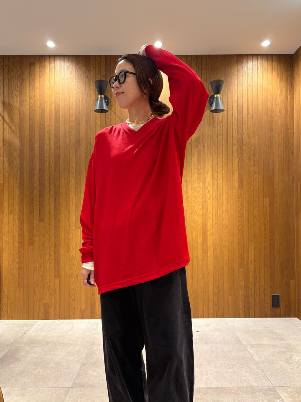 グレー系のその他アウター、グレー系のその他パンツ、ベージュ系のブーツを着用したレディースの秋コーディネートの6枚目の写真