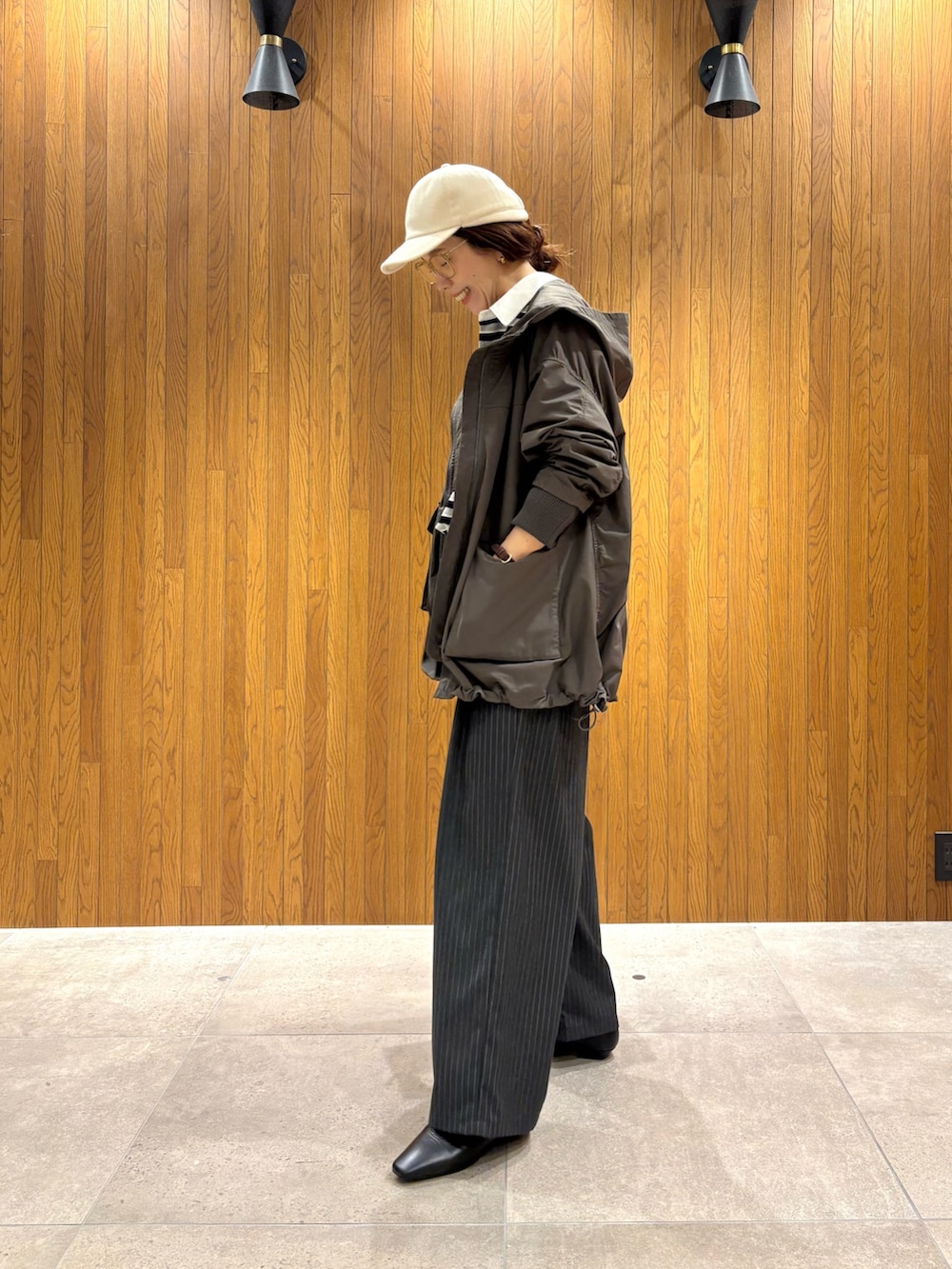 その他のその他パンツ、ブラック系のローファー、グレー系のマウンテンパーカーを着用したレディースの秋コーディネートの3枚目の写真