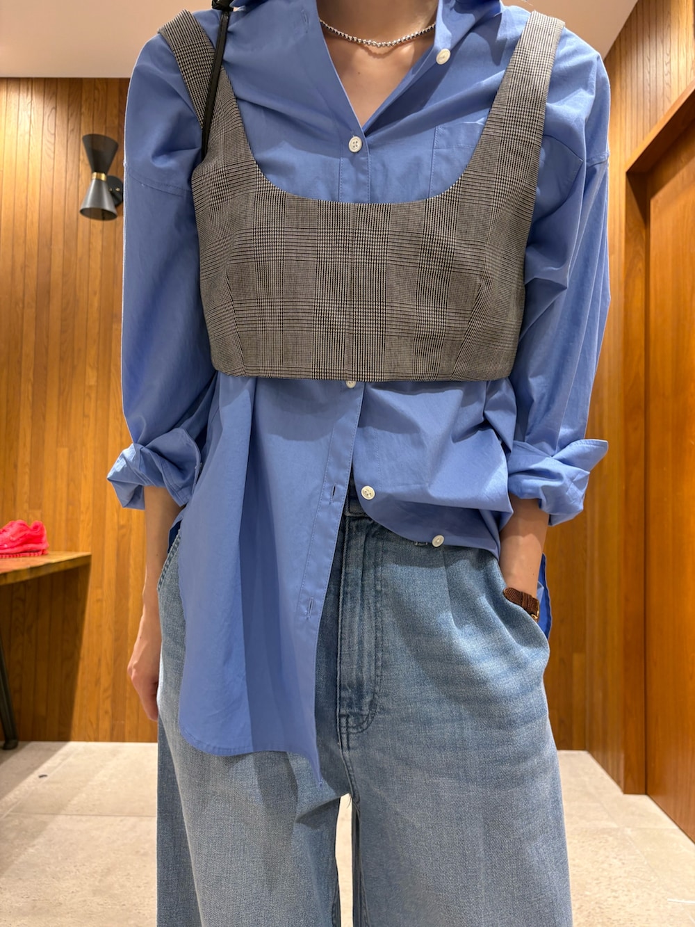 ブルー系のシャツ/ブラウス、その他のその他トップス、ブルー系のデニムパンツを着用したレディースの春コーディネートの6枚目の写真