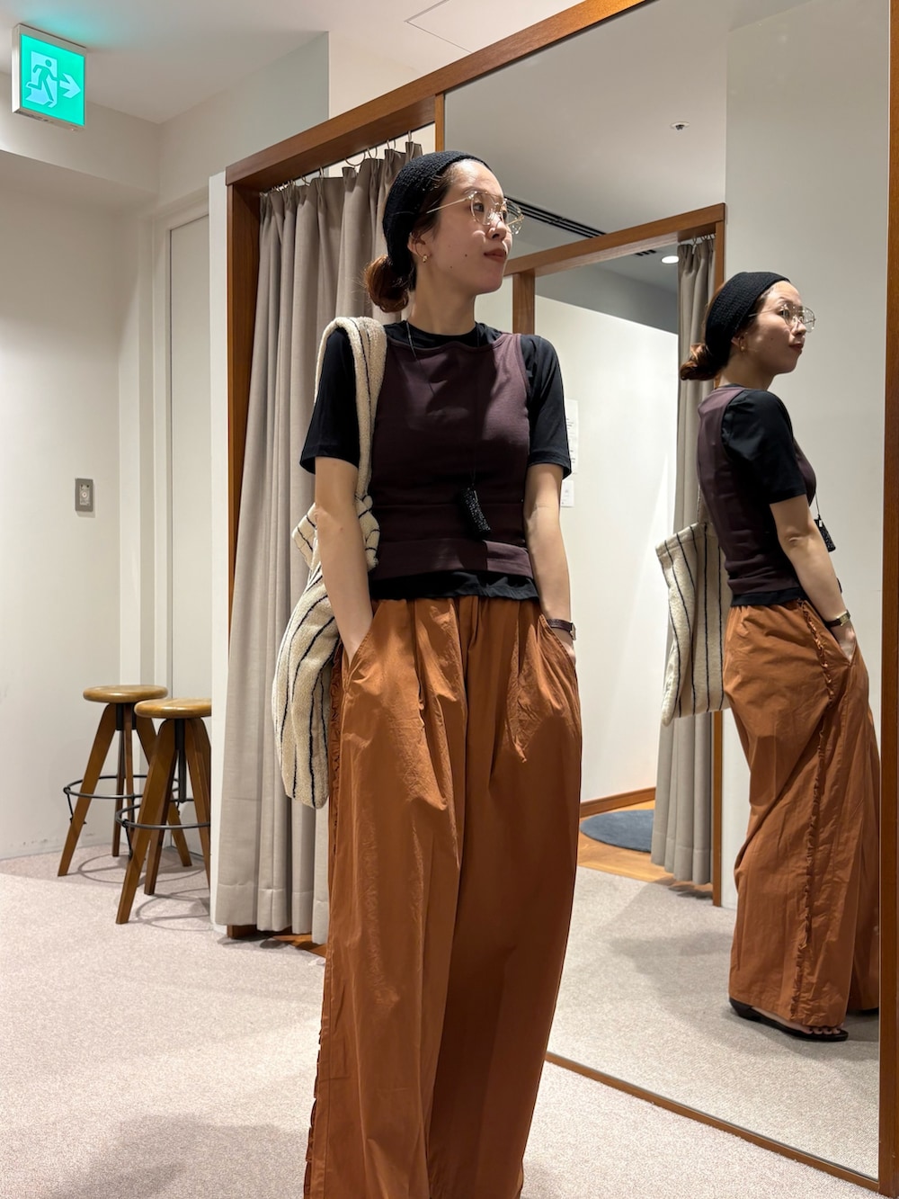 ブラック系のTシャツ/カットソー、ブラウン系のその他パンツ、ホワイト系のトートバッグを着用したレディースの夏コーディネートの8枚目の写真