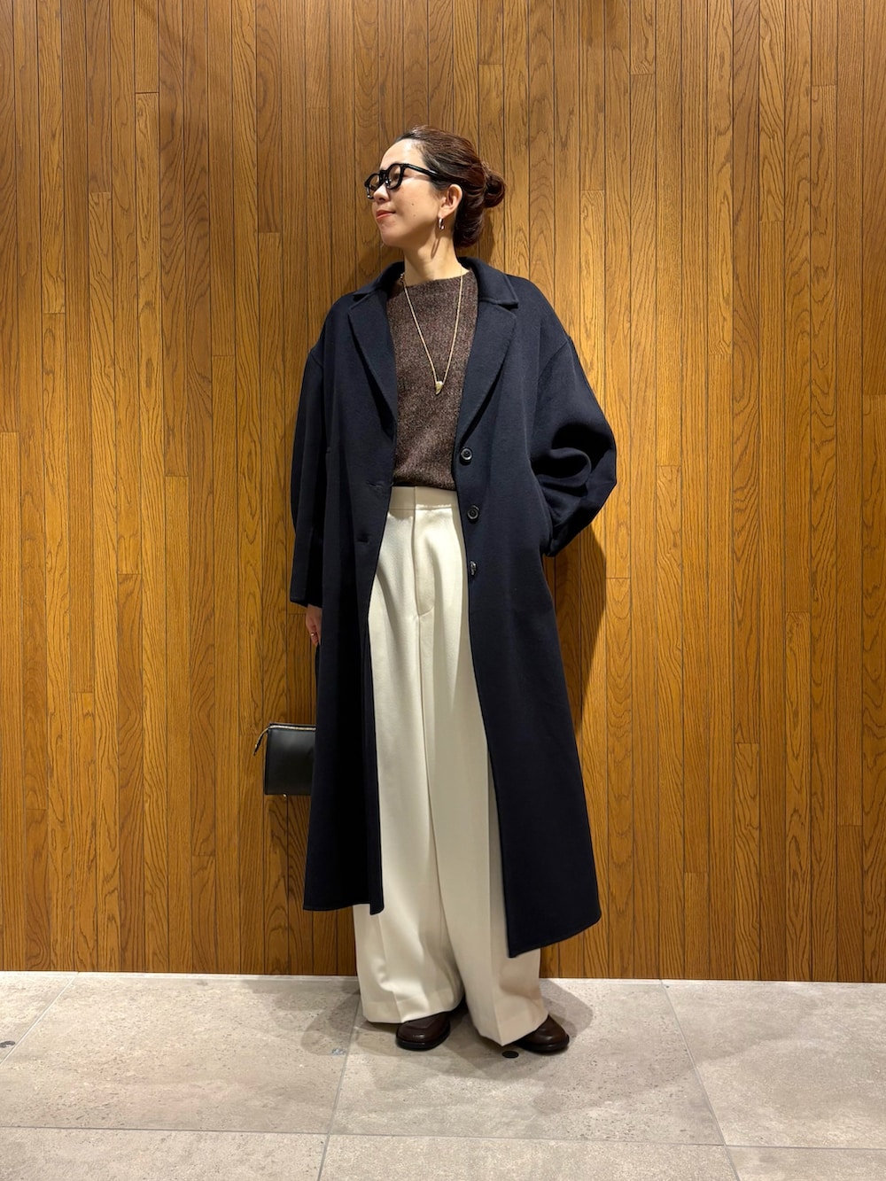 ブルー系のテーラードジャケット、ホワイト系のその他パンツ、ブラック系のショルダーバッグを着用したレディースの冬コーディネートの2枚目の写真