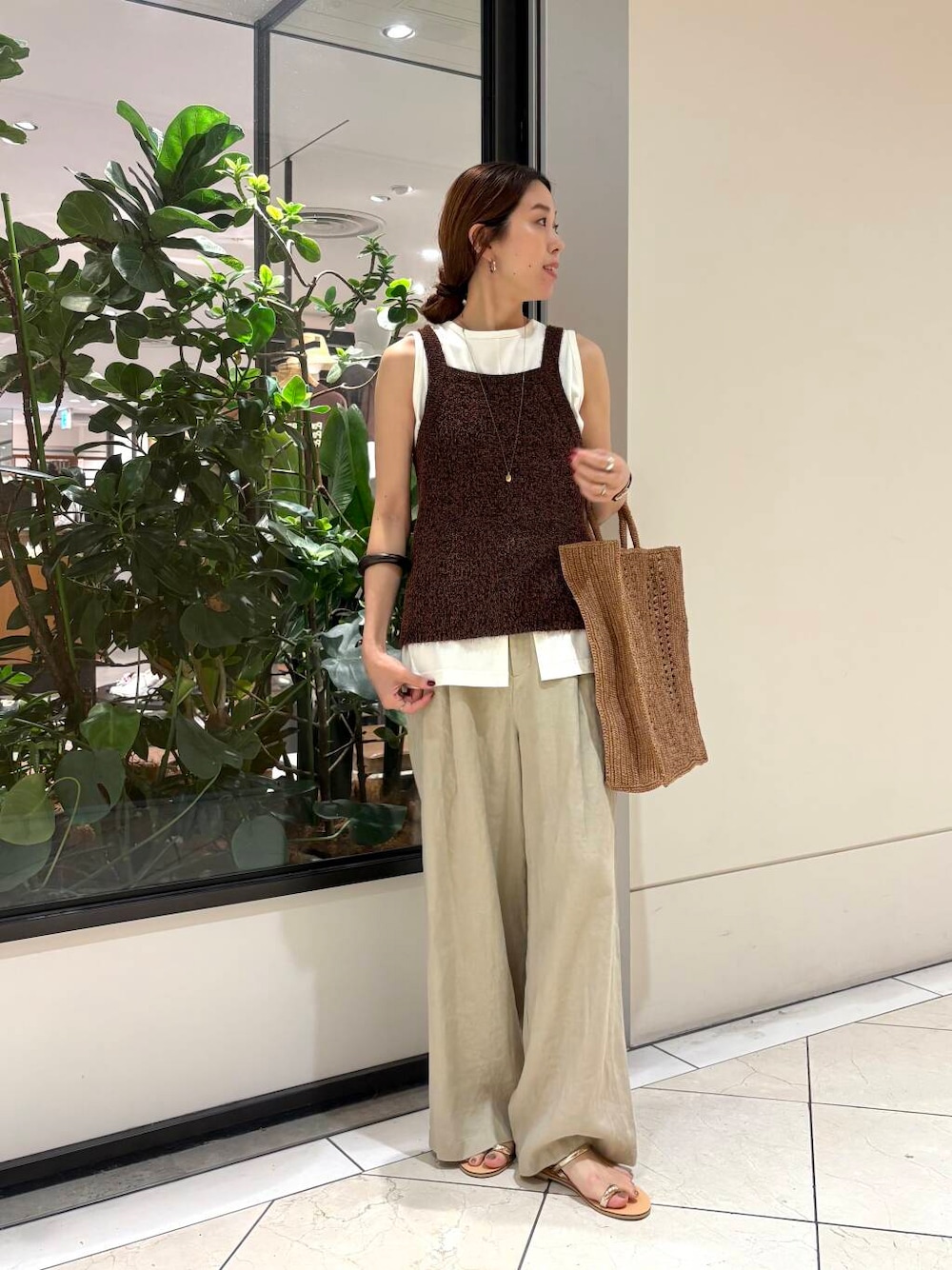 ブラウン系のキャミソール、ベージュ系のその他パンツ、ホワイト系のタンクトップを着用したレディースの夏コーディネートの2枚目の写真