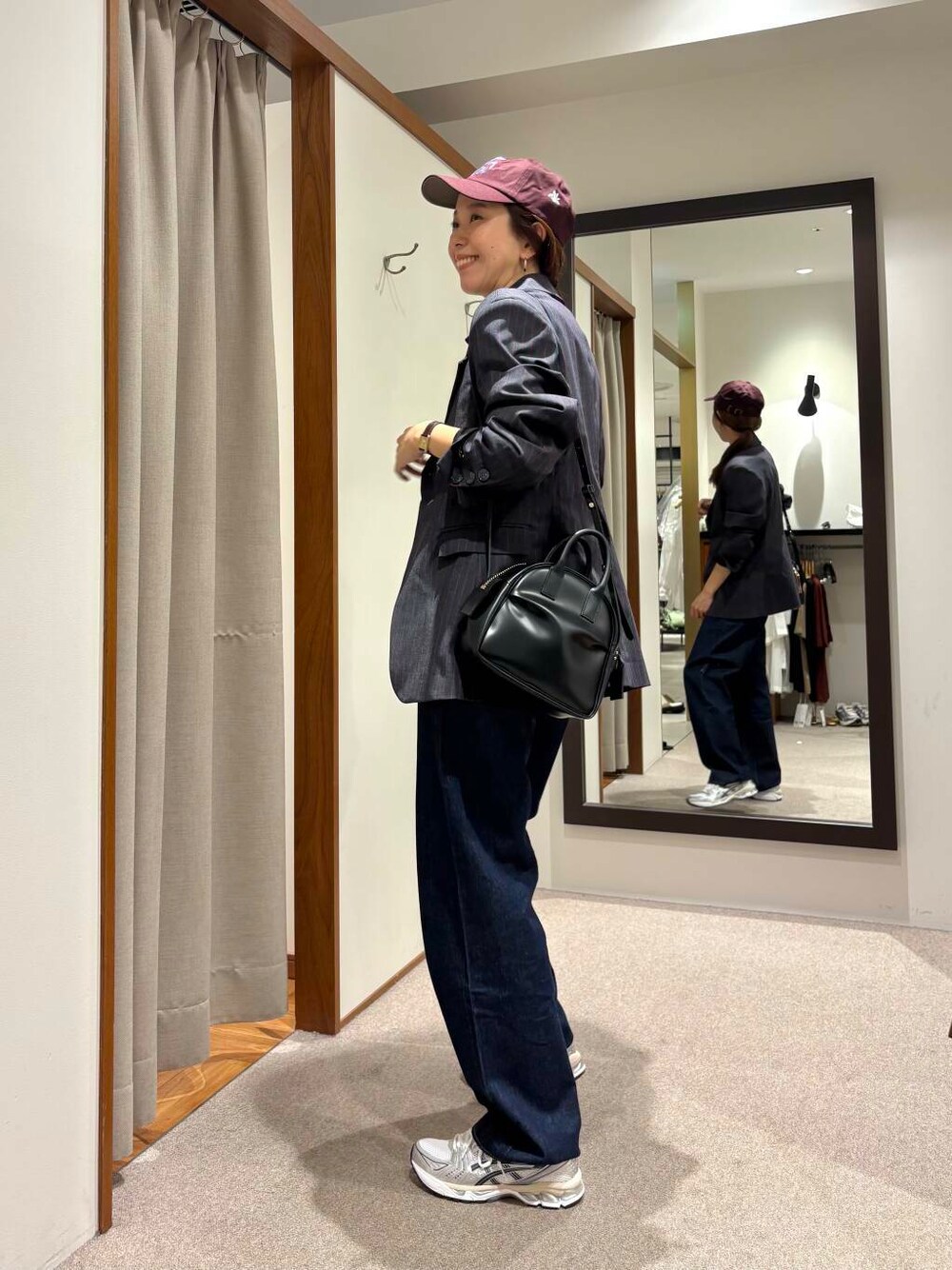 ブラック系のショルダーバッグ、ホワイト系のTシャツ/カットソーを着用したレディースの夏コーディネートの3枚目の写真