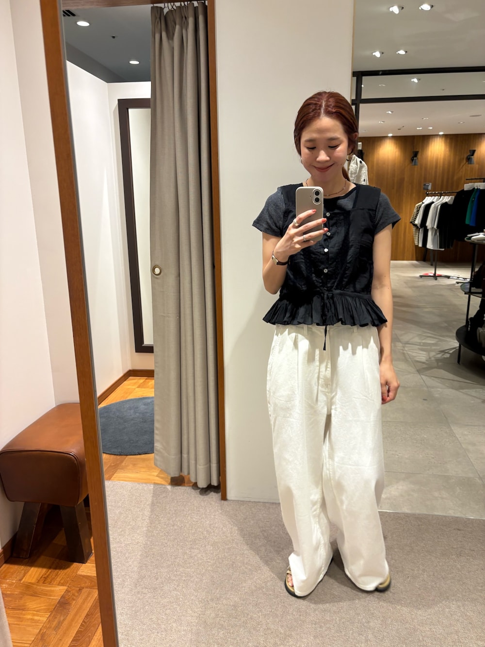 ホワイト系のデニムパンツ、ベージュ系のサンダル、ブラック系のかごバッグを着用したレディースの夏コーディネートの7枚目の写真