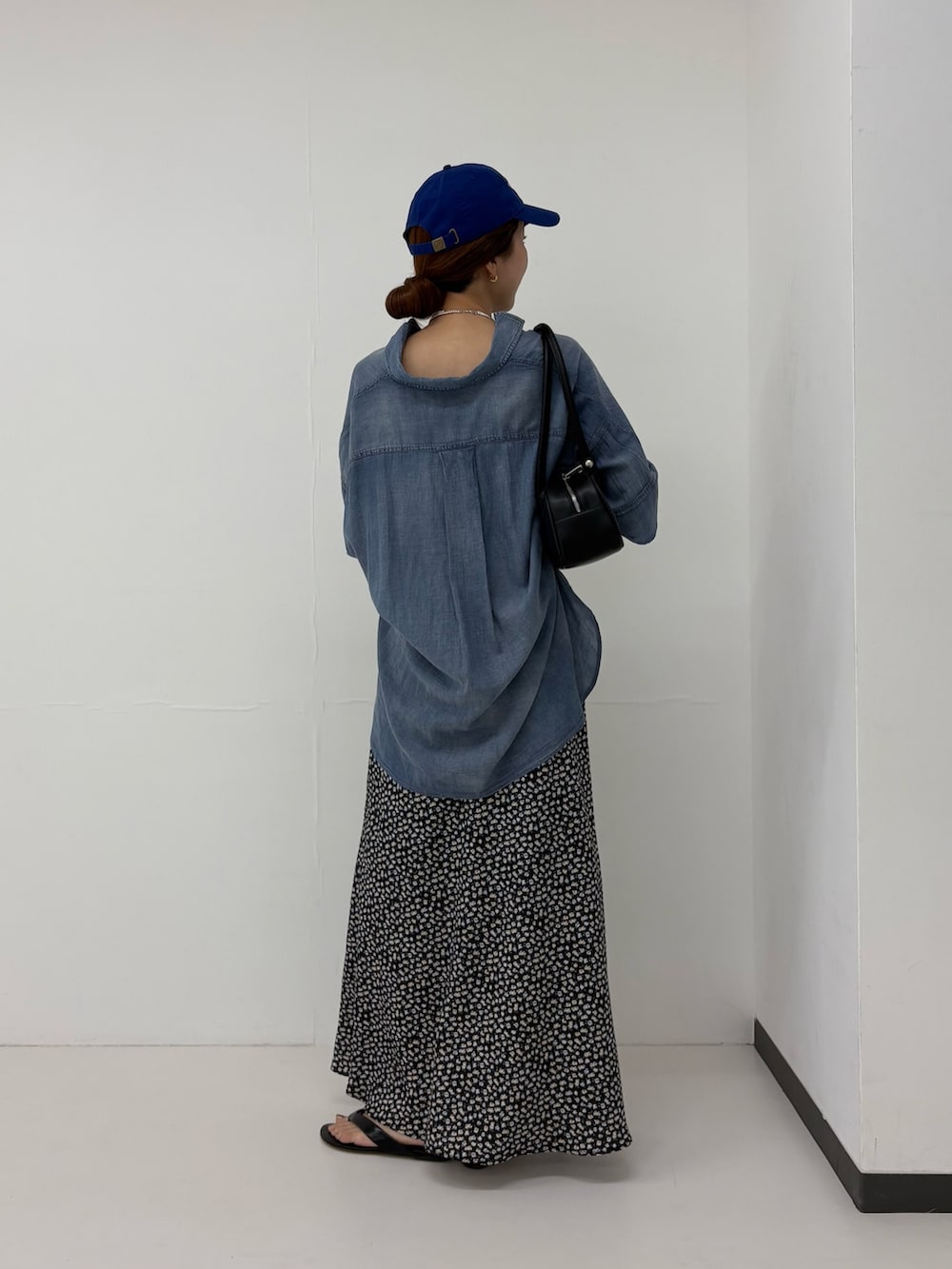 ホワイト系のスカート、ブルー系のシャツ/ブラウス、ブラック系のショルダーバッグを着用したレディースの夏コーディネートの5枚目の写真