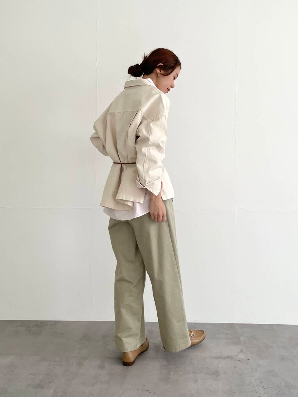 ベージュ系のその他パンツ、ピンク系のシャツ/ブラウス、ホワイト系のシャツ/ブラウスを着用したレディースの冬コーディネートの6枚目の写真