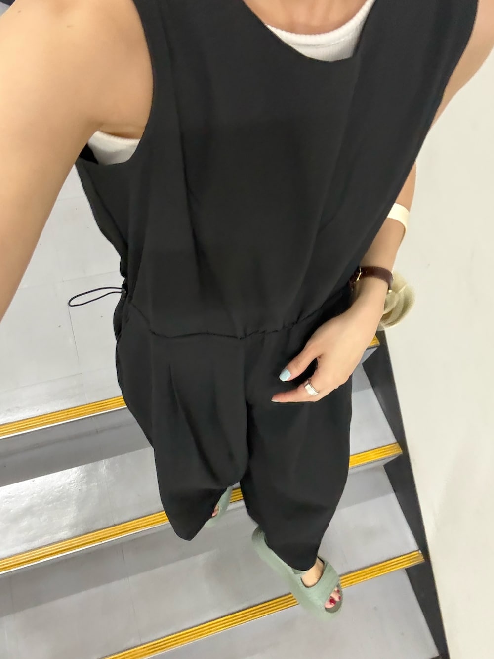 ブラック系のその他パンツ、ホワイト系のハンドバッグ、ブルー系のキャップを着用したレディースの春コーディネートの7枚目の写真