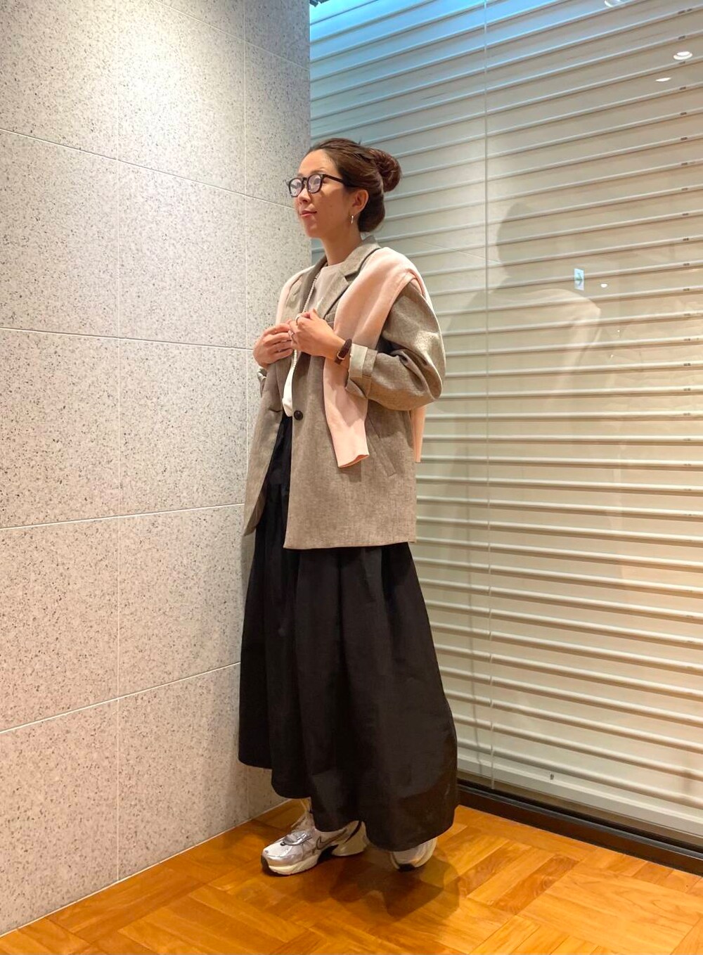 ベージュ系のその他アウター、ブラック系のスカート、ピンク系のチュニックを着用したレディースの冬コーディネートの3枚目の写真