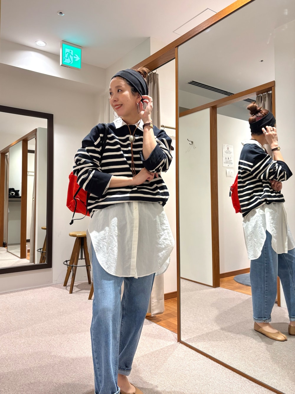 ブラック系のその他アウター、ブルー系のデニムパンツ、その他のTシャツ/カットソーを着用したレディースの春コーディネートの10枚目の写真